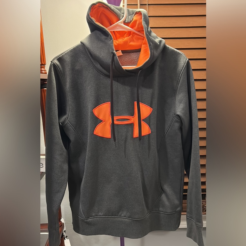 Medium women’s under armor hoodie